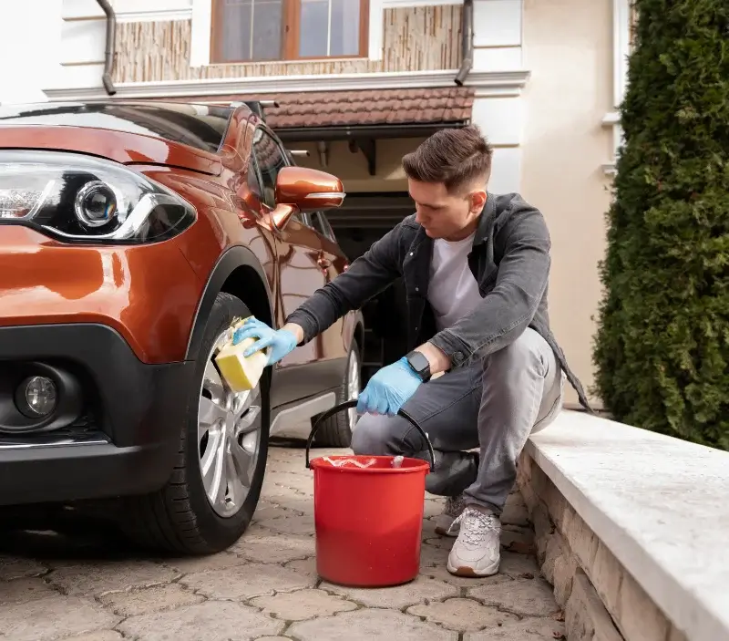 Lavage auto à domicile Vissac-Auteyrac : professionnel intervenant sur un véhicule